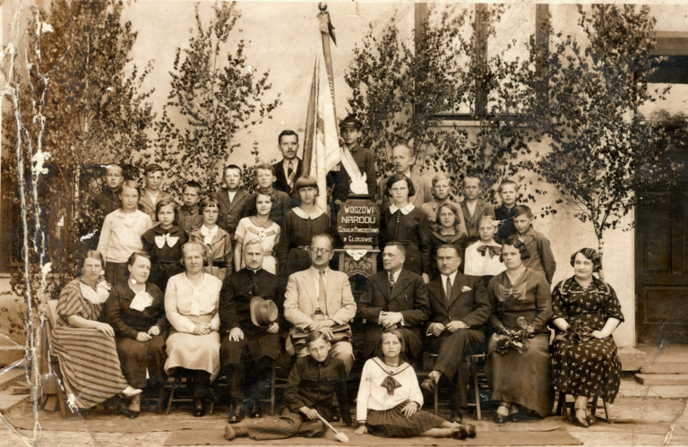 Pamiątkowe zdjęcie delegacji młodzieży głogowskiej z urną z prochami powstańców styczniowych z głogowskiego cmentarza , przeznaczoną na budowany ówcześnie Kopiec Piłsudskiego w Krakowie.