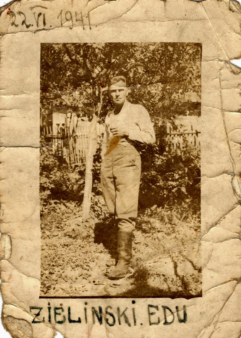 W kolekcji państwa Sokołowskich znajduje się ciekawe zdjęcie – zagadka , którą możemy razem rozwiązać.