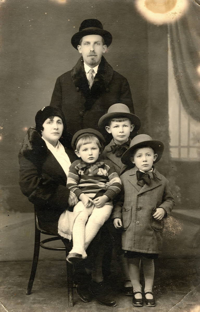 Rodzina żydowska (kobieta , mężczyzna i troje dzieci) pozuje do zdjęcia. Rodzina ta mieszkała w Głogowie przy ulicy Mickiewicza nr 57. Niestety , nieznane są losy tej rodziny w czasie II wojny światowej ale z dużą dozą prawdopodobieństwa można stwierdzić , że były tragiczne , tak jak pozostałej części żydowskiej społeczności Głogowa.