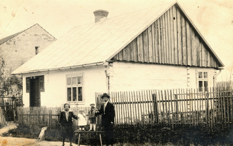 Rodzina żydowska (kobieta , mężczyzna i dwoje dzieci) pozuje do zdjęcia przed swoim domem rodzinnym w Głogowie przy ulicy Mickiewicza nr 57. Dom ten już dzisiaj nie istnieje , został rozebrany ok. 2010 roku.