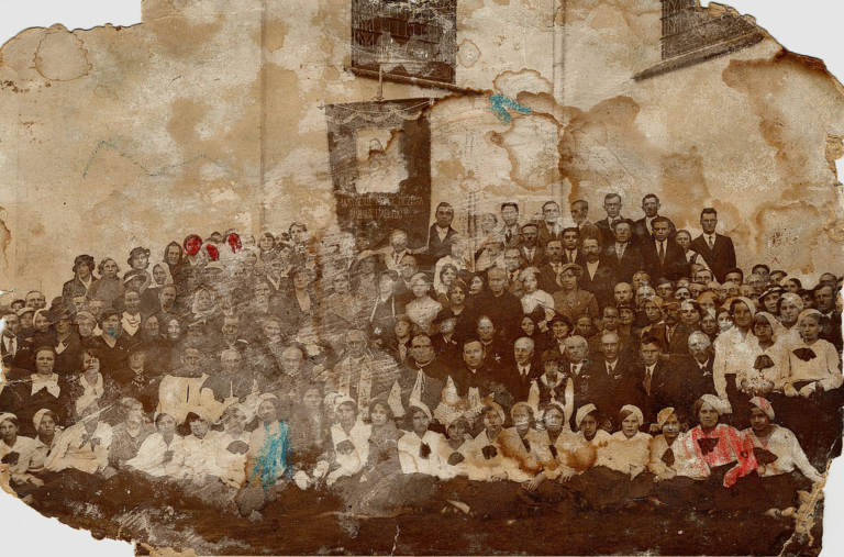 Mocno uszkodzone ale ciekawe , pamiątkowe zdjęcie zrobione po procesji Bożego Ciała w Głogowie na tle kościoła parafialnego. Na zdjęciu m.in. Ks. Ramocki i ks. Forysiewicz.