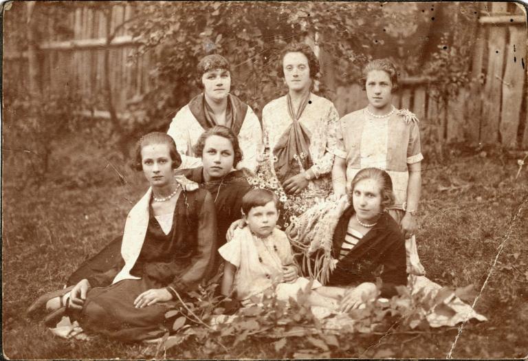 Grupa kilku pań (m.in. p. Julia Domańska) pozuje do zdjęcia przed budynkiem ochronki w Głogowie.