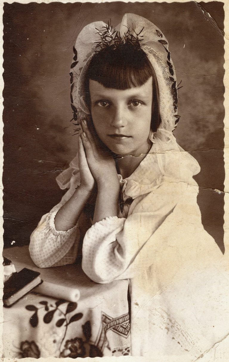 Pani Anna Sokołowska z Głogowa pozuje do zdjęcia z okazji I Komunii Św.