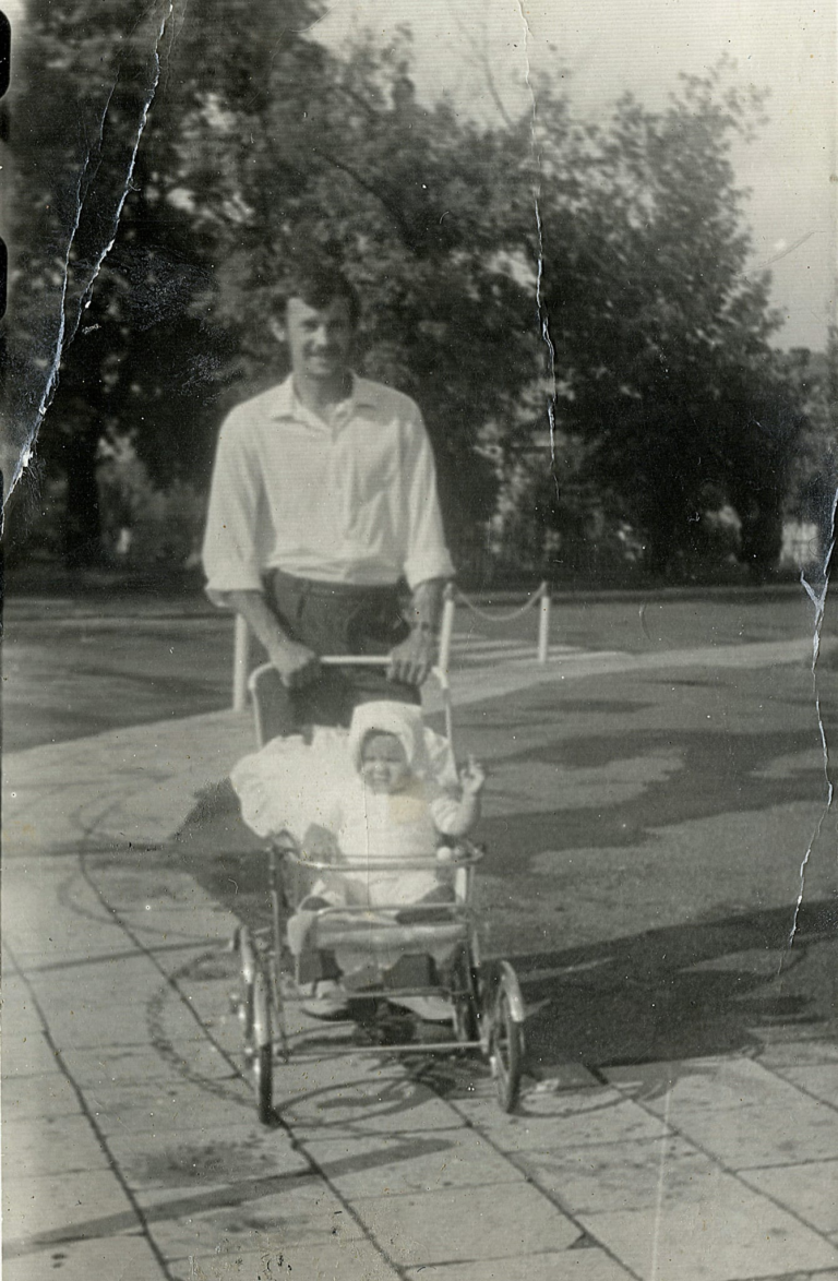 Pan Stanisław Miazga na spacerze z córką Sylwią. W tle planty w Głogowie.