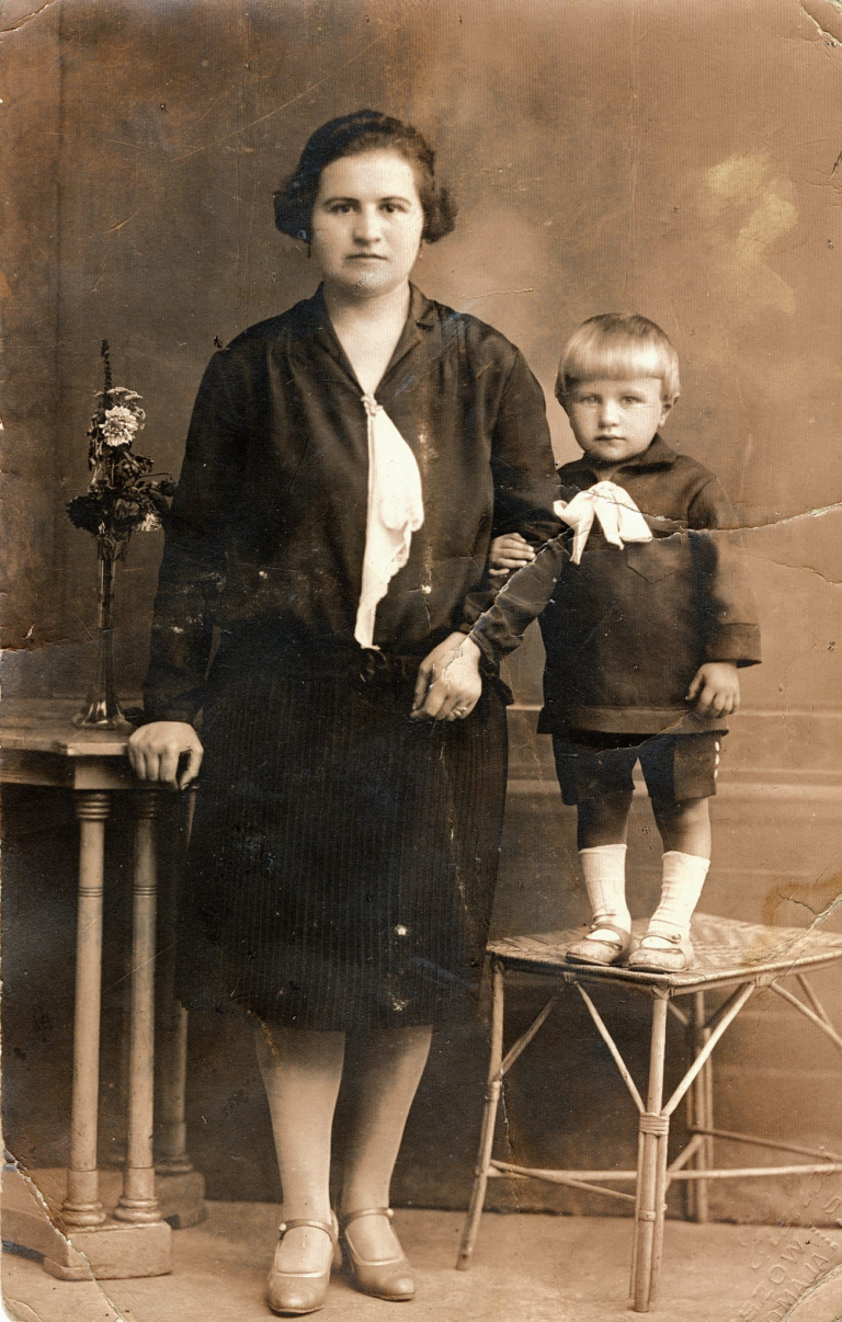 Pani Maria Sokołowska z Głogowa , z synem Edmundem.