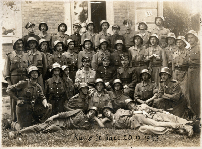 Pamiątkowe zdjęcie na zakończenie kursu dla strażaków w Starym Sączu z udziałem członków głogowskiej OSP w okresie okupacji niemieckiej. Na zdjęciu napis „Kurs St. Sącz 20.IX.1943”.