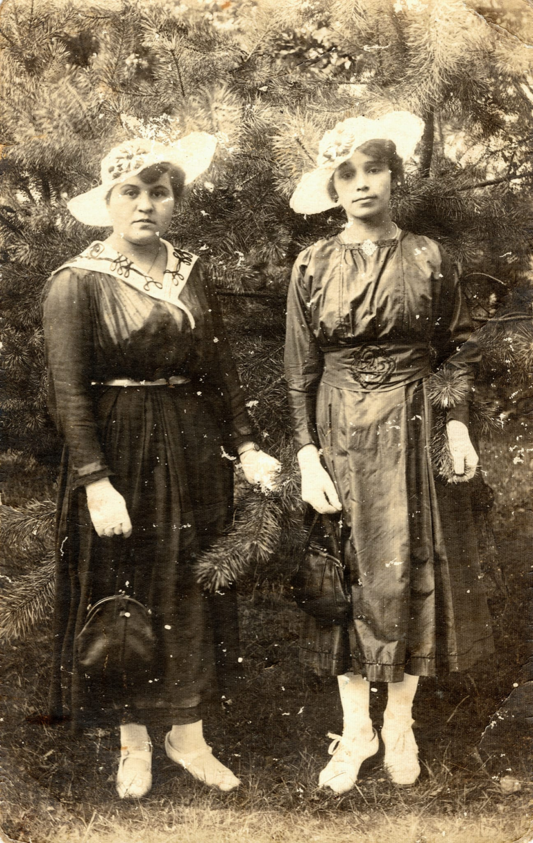 Pani Maria Sokołowska z Głogowa (z lewej) , wraz z przyjaciółką pozują do zdjęcia.