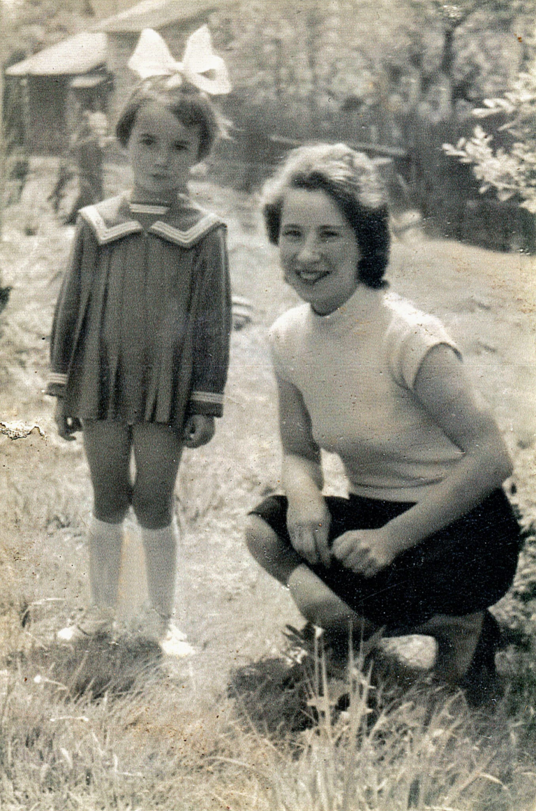 Pani Maria Wszoła (z d. Sochacka) wraz z córką Anną pozują do zdjęcia w ogrodzie ówczesnego ośrodka zdrowia , który mieścił się przy ulicy 3-go Maja 1.