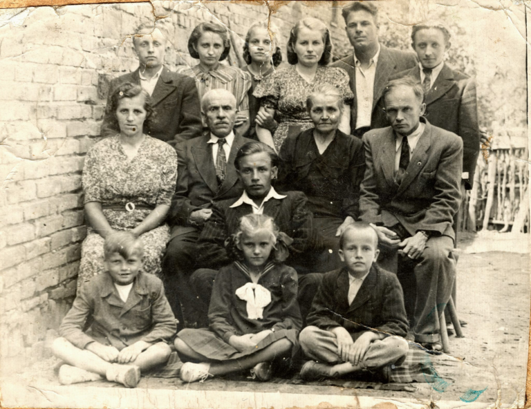 Rodzina Bazanów przed swoim domem przy ulicy Kościelnej w Głogowie.