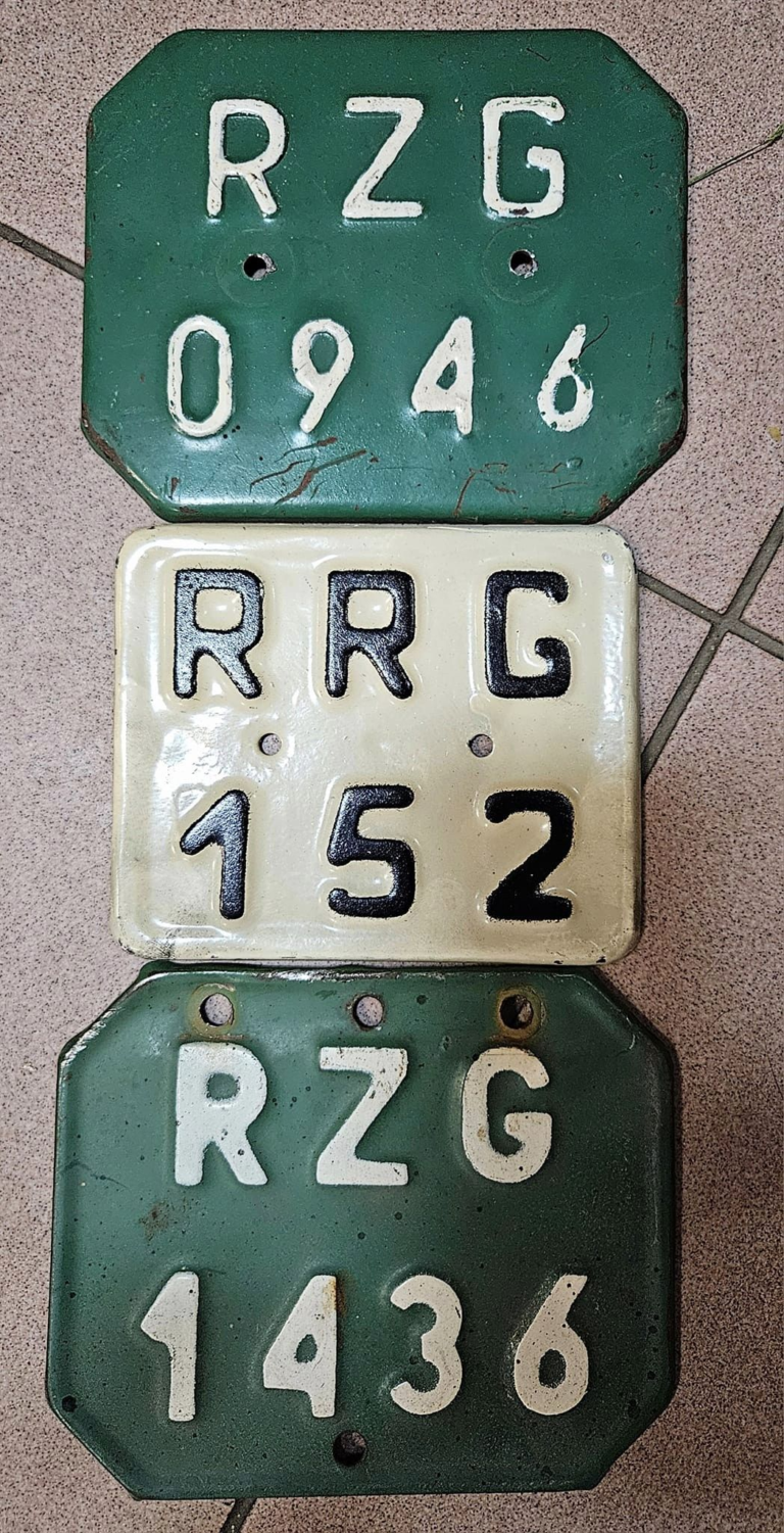 Zabytkowe tablice rejestracyjne na motocykl, pochodzące z okresu PRL (prawdopodobnie lata 70-te XX w.) pochodzące z zasobów Urzędu Miasta i Gminy Głogów Młp.