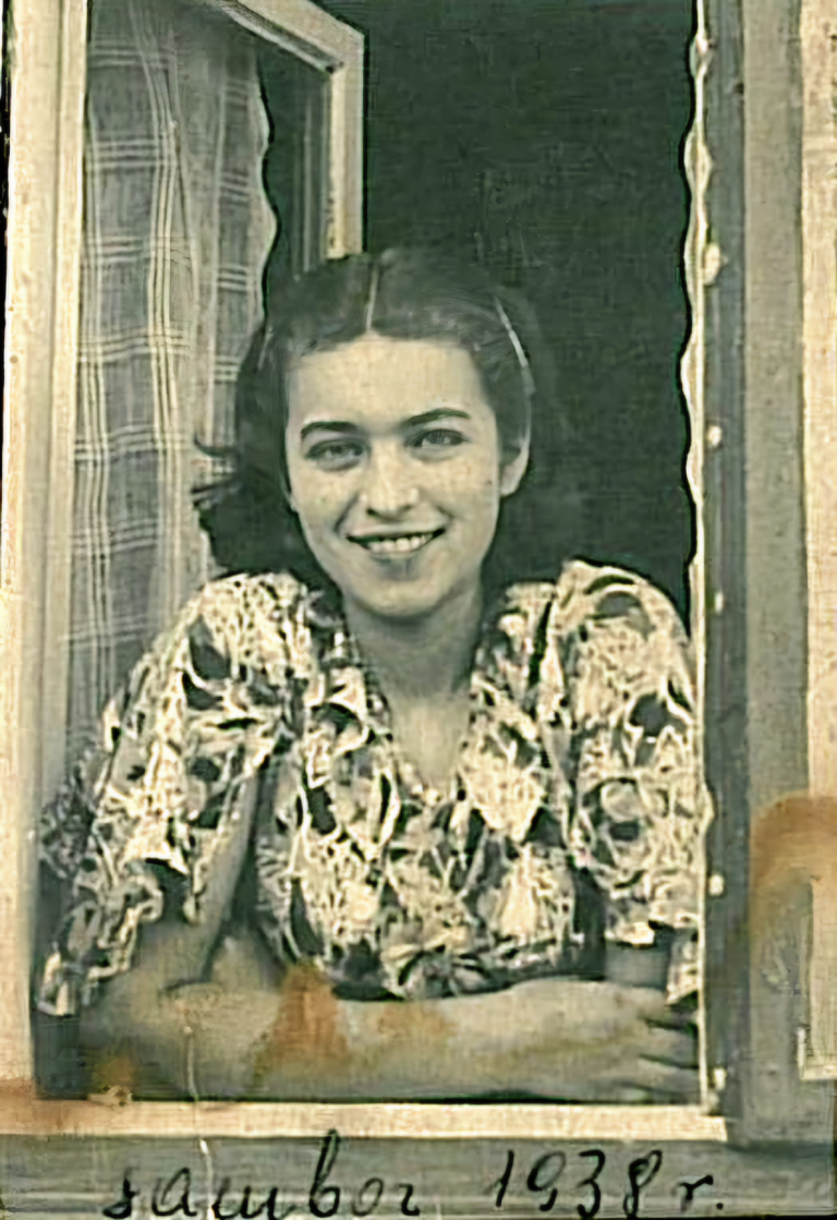 Pani Irena Tomczyk z Głogowa w trakcie nauki w gimnazjum kupieckim w Samborze.