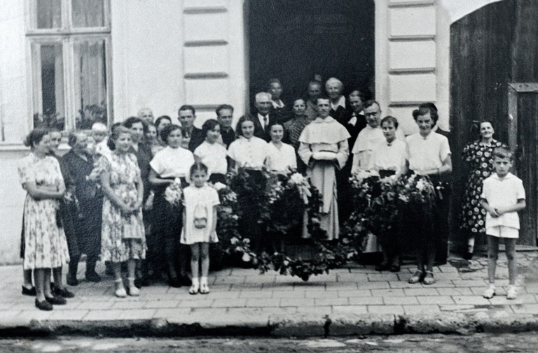 Prymicje dominikanina o. Klemensa Kłeczka.Z domu swojej ciotki , p. Heleny Muszyńskiej , powitany przez swoją nauczycielkę p. Stanisławę Turkowską , udał się on w towarzystwie rodziny na plebanię w Głogowie , gdzie powitały go dzieci z przedszkola a następnie do kościoła parafialnego na uroczystą mszę prymicyjną.