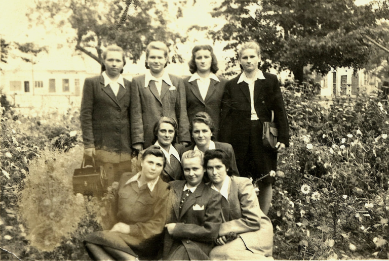 Grupa dziewięciu pań pozuje do zdjęcia na plantach w Głogowie.