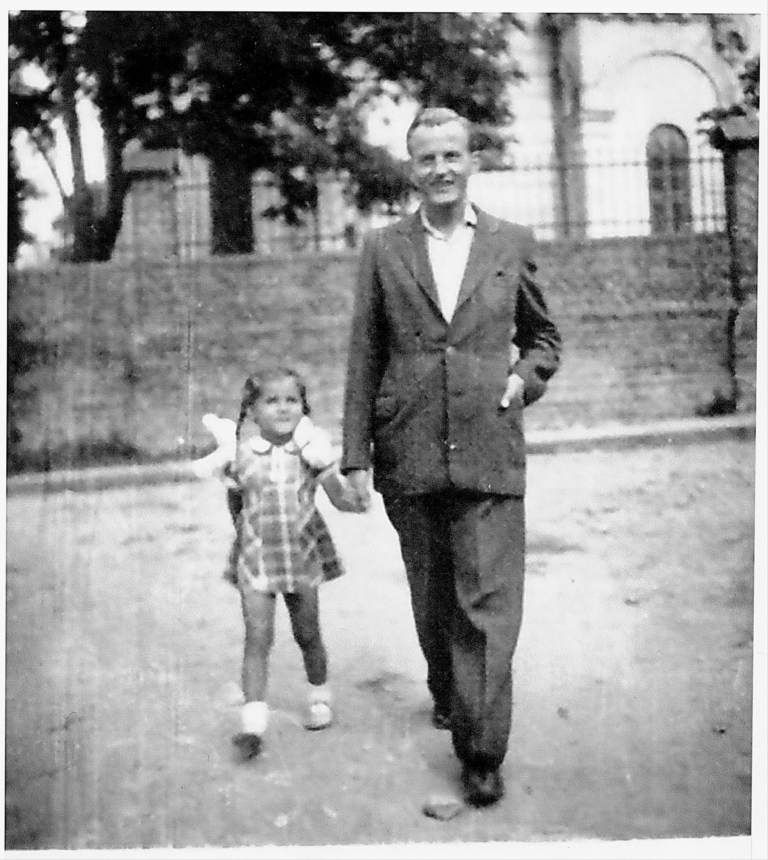 Józef Grodecki z córką Anną obok domu rodzinnego na ulicy Spytka Ligęzy , na tle ogrodzenia kościoła parafialnego w Głogowie.