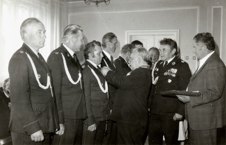 Komendant miejsko-gminny ZOSP p. Roman Bazan i prezes miejsko-gminnego zarządu ZOSP p. Tadeusz Dobrowolski dekorują odznaczeniami strażaków z OSP Przewrotne (m.in. p. Buczka , p. Brudza i p. Kaczora) w remizie OSP w Głogowie.