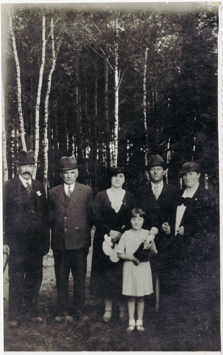 Do zdjęcia pozują od lewej : NN , Jan Kanty Grodecki (przedwojenny burmistrz Głogowa) , Eleonora Ładoś z córką Marią , Stanisław Ładoś (mąż Eleonory) i p. Grodecka (żona Jana Kantego Grodeckiego).