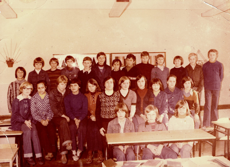 Pamiątkowe zdjęcie uczniów szkoły podstawowej w Głogowie, rocznik ’64.