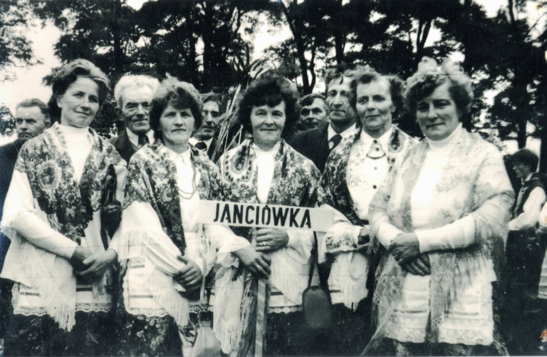 Grupa pań z Janciówki pozuje do pamiątkowego zdjęcia.