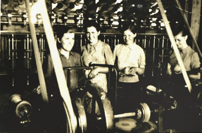 Pracownice głogowskiej „Lnianki” w trakcie pracy.